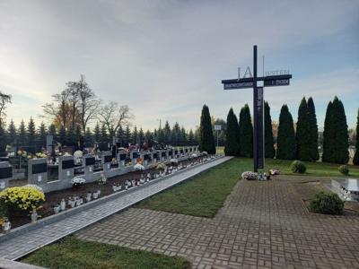 Kwatera żołnierzy poległych we wrześniu 1939 r. na cmentarzu rzymskokatolickim w Dmosinie