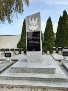 Pomnik poległych żołnierzy w 1939 r. na cmentarzu w Woli Cyrusowej