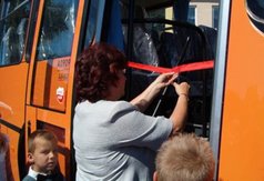 Przekazanie autobusu szkolnego dzieciom ze Szkoły Podstawowej w