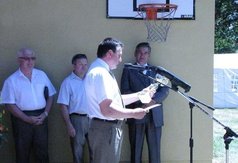 Wręczanie pamiatkowych pucharów dla każdego osrodka biorącego udział w Dniu Patrona. Puchary ufundow