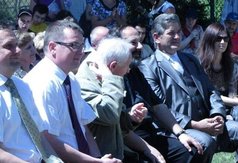 Chorzeszów- Dzień Patrona 2010. od lewej: Starosta Cezary Gabryjączyk, W-ce starosta Dariusz Polak,