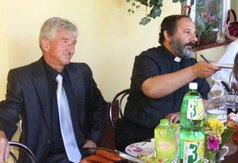 ks. Prezes w towarzystwie Laureata Medalu Wdzięczności-Zbigniewa Oleszczaka