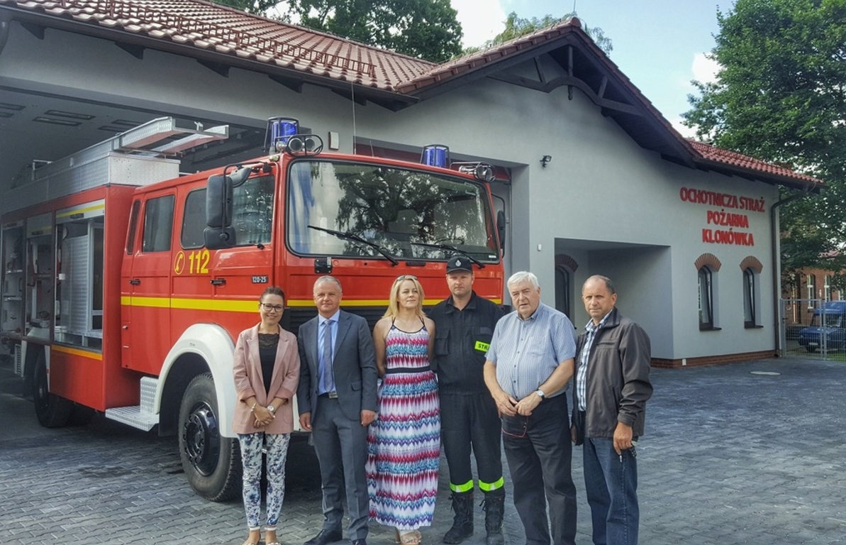 Nową remizę i wóz bojowy oglądali przedstawiciele Zarządu Gminnego OSP. (link otworzy duże zdjęcie)