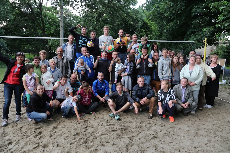 Grali na plaży - uczestnicy turnieju (link otworzy duże zdjęcie)