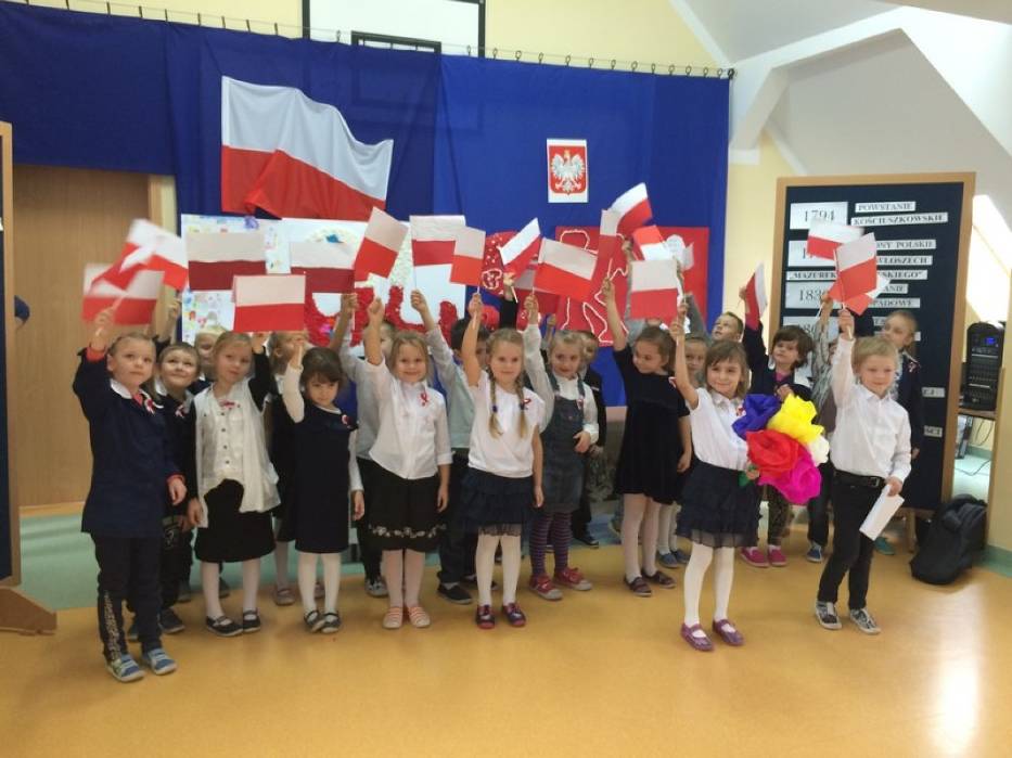 Brzeźno Wielkie. Uczniowie z Publicznej Szkoły Podstawowej podczas patriotycznego święta (link otworzy duże zdjęcie)