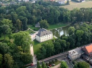 We wschodniej części Dobrzycy znajduje się zespół pałacowo-parkowy z końca XVIII w., który nazywany