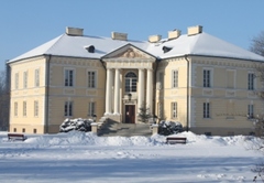 Pałac Muzeum Ziemiaństwa w Dobrzycy zimą.