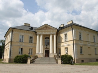 We wschodniej części Dobrzycy znajduje się zespół pałacowo-parkowy z końca XVIII w. Obecny klasycyst