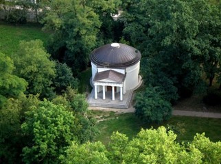 Panteon na terenie pałacowego parku krajobrazowego Dobrzyca ul. Pleszewska 5a. Budowla z końca XVIII