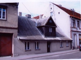 Dom z dachem naczółkowym z wystawką.