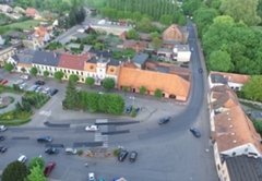 Ratusz na Rynku w Dobrzycy z lotu ptaka.