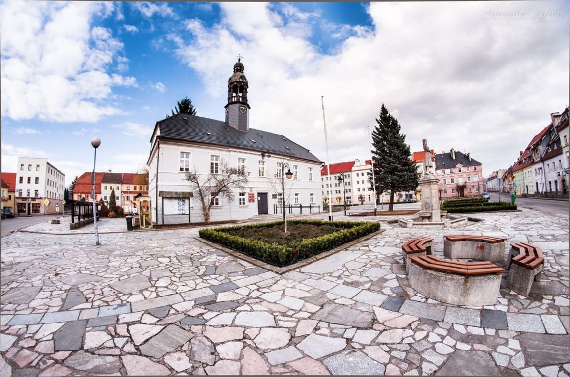 ratusz i rynek we Wleniu (link otworzy duże zdjęcie)