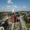 Zdjęcie przedstawia kościół w Lubomi