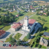 Zdjęcie przedstawia kościół w Syryni