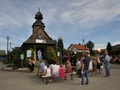 Zdjęcie przedstawia uroczystości związane z obchodami 250 lecia istnienia kaplicy w Bukowie. W drzwi