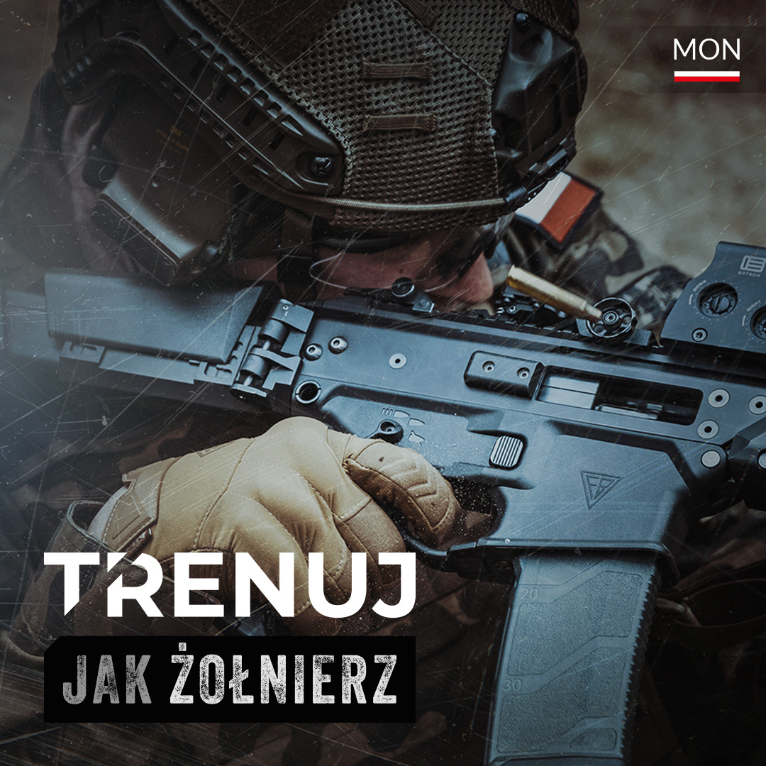 Zdjęcie żołnierza w trakcie strzelania z karabinu szturmowego z podpisem "Trenuj jak żołnierz"