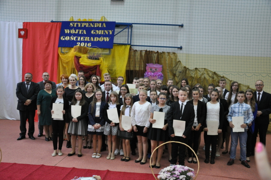 Wspólne zdjęcie z rozdania stypendiów za rok 2016. (link otworzy duże zdjęcie)