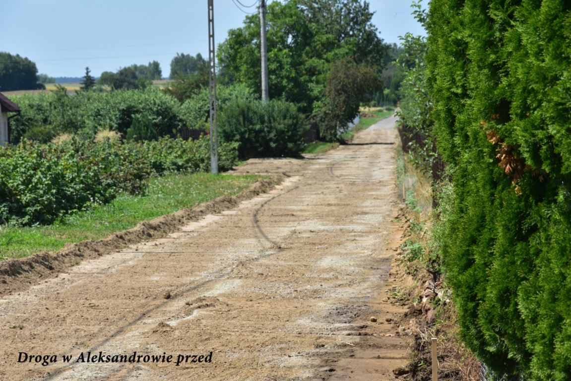 Droga w Aleksandrowie przed remontem (link otworzy duże zdjęcie)