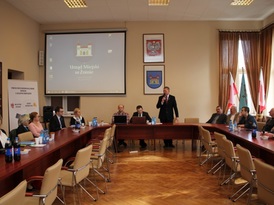 Burmistrz Żnina Robert Luchowski wita wszystkich przybyłych na spotkanie