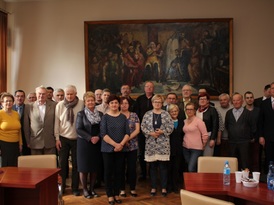 Wspólne zdjęcie przedstawicieli stowarzyszeń biorących udział w spotkaniu