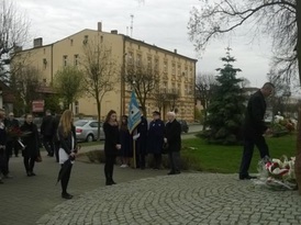 Składanie kwiatów pod pomnikiem Ofiar Katyńskich