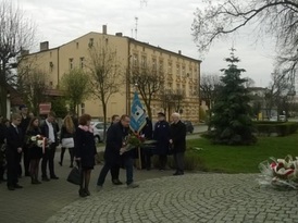 Składanie kwiatów pod pomnikiem Ofiar Katyńskich