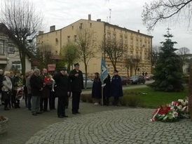 Oddawanie hołdu przed pomnikiem Ofiar Katyńskich