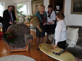 Zastępca burmistrza, Pani Halina Rosiak wręcza bukiet kwiatów Jubilatce