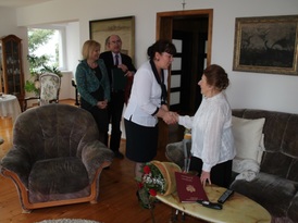 Składanie życzeń urodzinowych Jubilatce