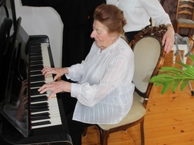 Jubilatka gra na pianinie