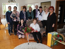 Delegacja Urzędu Miejskiego w odwiedzinach u Jubilatki