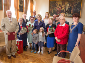 Zdjęcie grupowe jubilatów i ich rodzin z burmistrzem Żnina