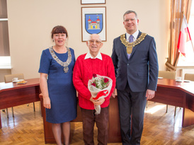 Jubilat z burmistrzem Żnina i z-cą kierownika Urzędu Stanu Cywilnego