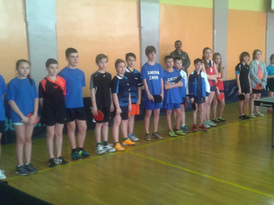 Stojący w rzędzie zawodnicy