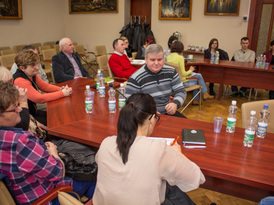 Sołtysi zgromadzeni przy stołach na auli Urzędu Miejskiego