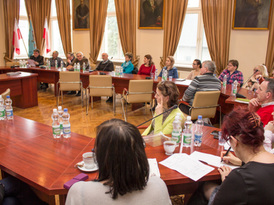 Sołtysi zgromadzeni przy stołach na auli Urzędu Miejskiego