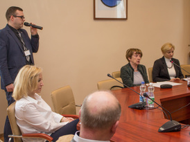 Przemawiający kierownik Wydziału Ochrony Środowiska, Rolnictwa, Leśnictwa i Rozwoju Obszarów Wiejski