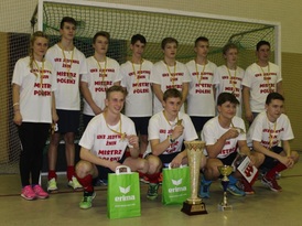 Zdjęcie grupowe zawodników klubu UKS Jedynka wraz z trenerem i Panią Katarzyną Pietraszko