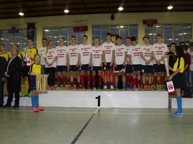 Wspólne zdjęcie pamiątkowe klubu na podium