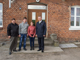 Burmistrz Żnina razem z osobami, którym przekazano klucze do mieszkań