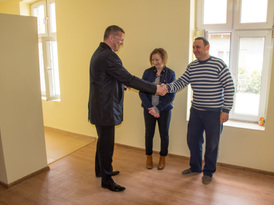 Burmistrz Żnina wręcza klucze do mieszkania