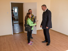 Burmistrz Żnina rozmawia z osobami, którym przekazano klucze do mieszkania