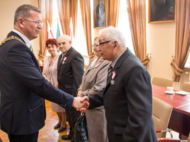 Burmistrz Żnina podaje rękę i gratuluje jubilatowi