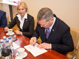 Burmistrz Żnina podpisujący książkę