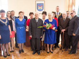 Jubilaci pozują do zdjęcia grupowego z Burmistrzem Żnina Robertem Luchowskim