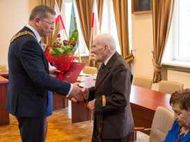 Wręczanie kwiatów jubilatowi