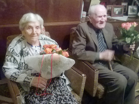 Jubilaci z bukietami kwiatów