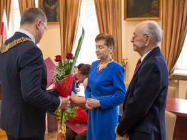 Wręczanie kwiatów jubilatom