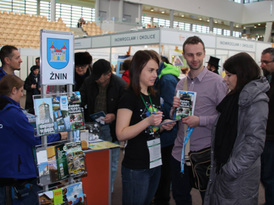 Pracownik Urzędu Miejskiego zachęcający do odwiedzania Gminy Żnin