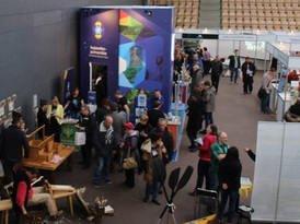 Widok na halę targową z wystawcami